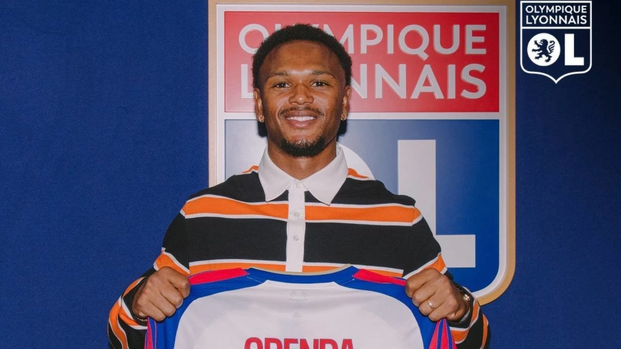Lois Openda resmi bergabung dengan Lyon
